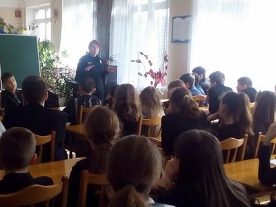 oficzer-policziyi-u-shkoli