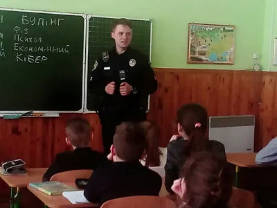 shkilnij-oficzer-policziyi-pro-buling